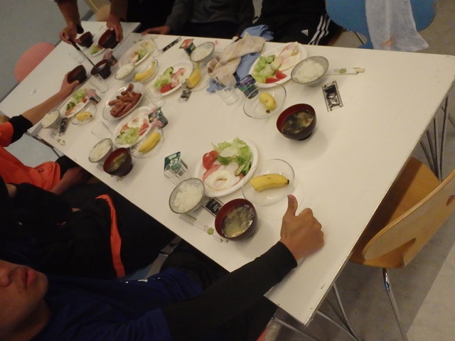http://www.ariake.kaetsu.ac.jp/club/tennis/P3270216.JPG