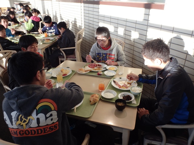 http://www.ariake.kaetsu.ac.jp/club/tennis/PC300146.JPG